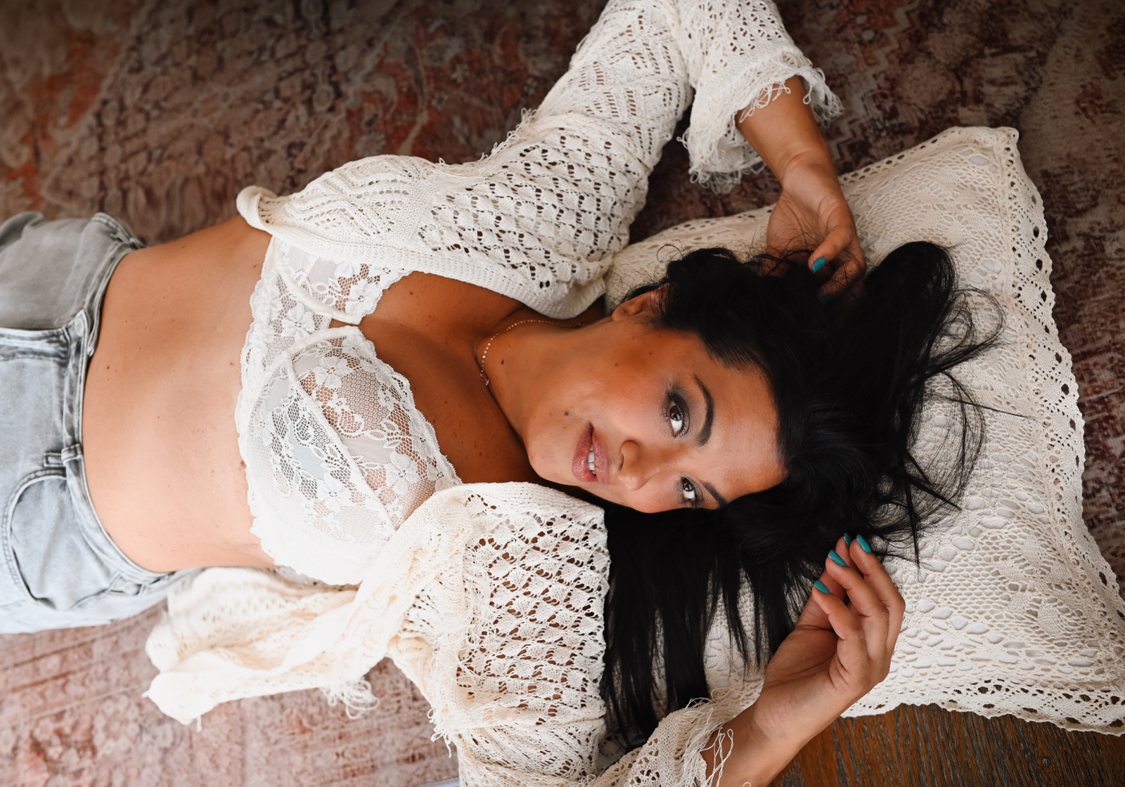 fotografia-boudoir-5-consigli-essenziali-elisa-viluppi-fotografa-a-Verona Foto boudoir in Italia: un’esperienza su misura a Verona Hai mai pensato di concederti un servizio fotografico boudoir? In Italia è una tendenza in crescita, e sempre più donne scelgono di vivere questa esperienza per riscoprire la propria bellezza. A Verona, Elisa Viluppi è una fotografa specializzata in fotografia boudoir e crea shooting personalizzati in un ambiente riservato, sicuro e accogliente. Ogni servizio è unico: si parte da una chiacchierata, si sceglie il mood, gli abiti, gli accessori. Non servono corpi perfetti, ma solo la voglia di riscoprirsi con occhi nuovi. Le foto boudoir sono un modo potente per riconnettersi con se stesse, raccontare un momento di cambiamento o semplicemente sentirsi più forti. Elisa Viluppi, fotografa a Verona, ti accompagna con delicatezza in ogni fase del percorso, creando immagini autentiche e piene di luce. Non è solo uno shooting: è un regalo che ti resterà per sempre.
